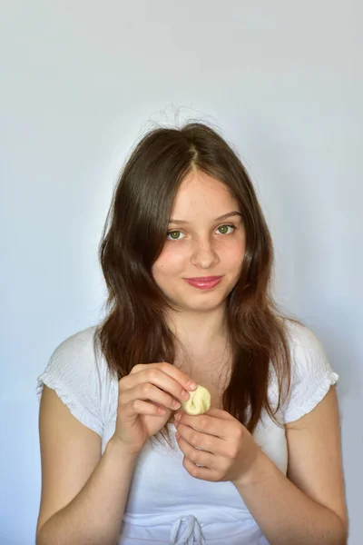 Girl Holding Dough Product Her Hands Vareniki Pelmeni — Stock Photo, Image