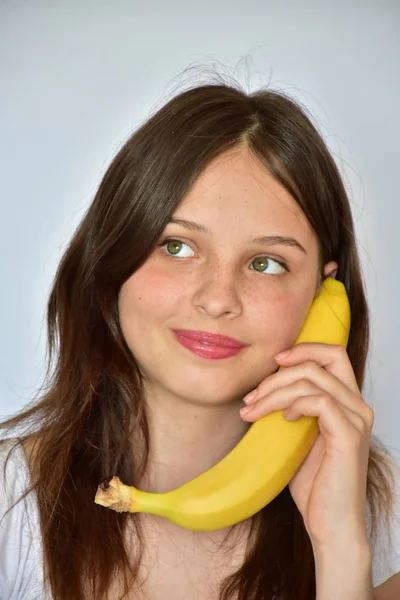 Dívka Banánem Bílém Pozadí — Stock fotografie