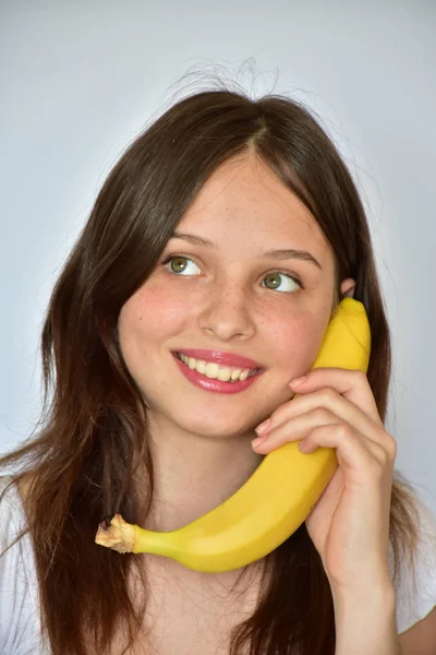 Mädchen Mit Einer Banane Auf Weißem Hintergrund — Stockfoto