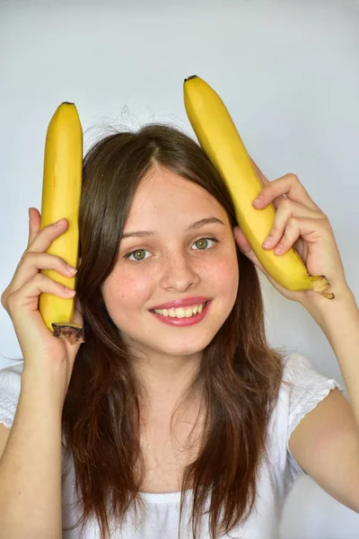 Meisje Met Banaan Hoorns Een Witte Achtergrond — Stockfoto