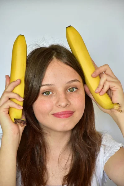 Mädchen Mit Bananenhörnern Auf Weißem Hintergrund — Stockfoto