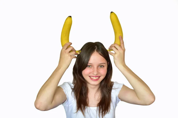在白色背景上有香蕉角的女孩 — 图库照片