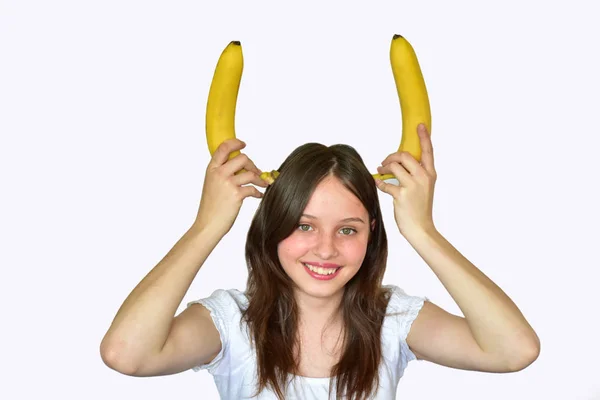 白い背景にバナナの角をした女の子 — ストック写真