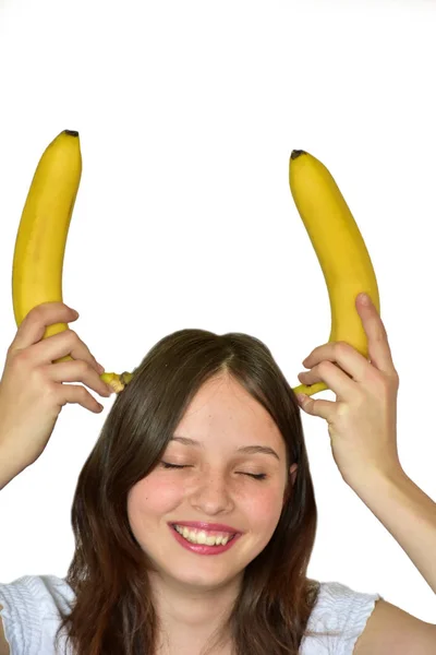 Mädchen Mit Bananenhörnern Auf Weißem Hintergrund — Stockfoto