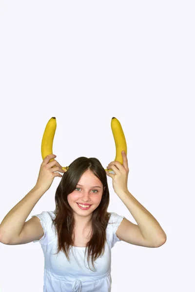 Lány Banán Szarvak Egy Fehér Háttér — Stock Fotó