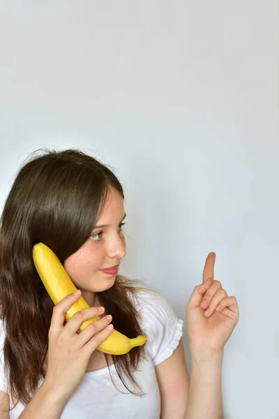 带着白背景香蕉的女孩 — 图库照片