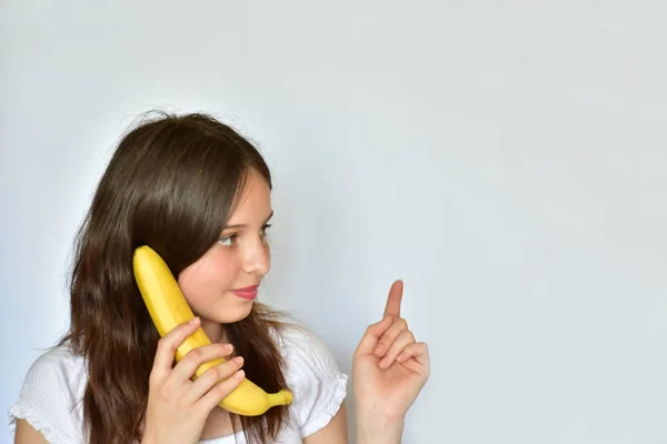 Chica Con Plátano Sobre Fondo Blanco — Foto de Stock