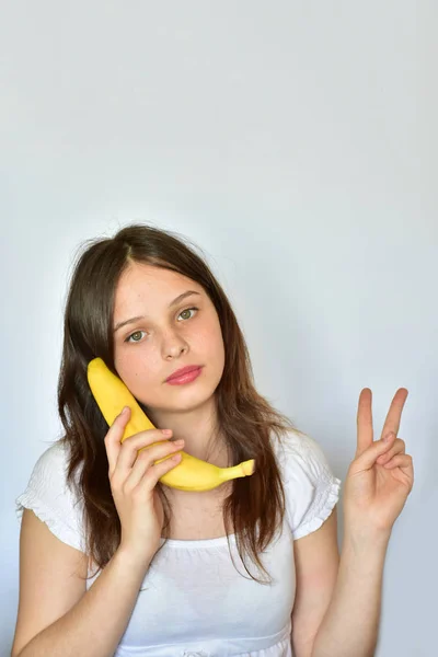 Mädchen Mit Einer Banane Auf Weißem Hintergrund — Stockfoto