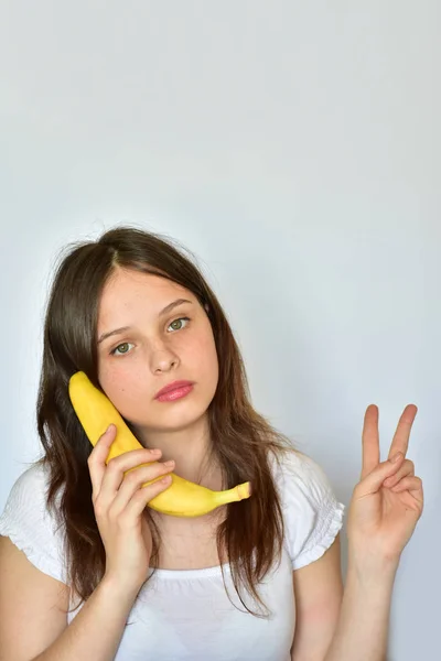 Девушка Бананом Белом Фоне — стоковое фото