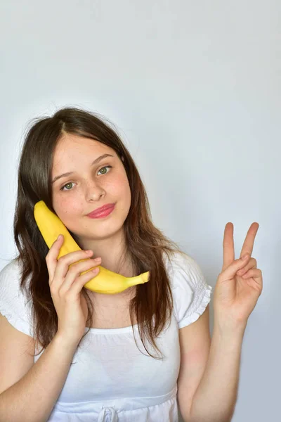 Chica Con Plátano Sobre Fondo Blanco —  Fotos de Stock