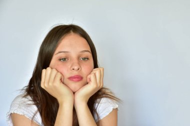 Beyaz arka planda güzel bir kız