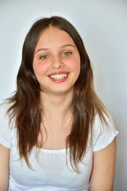Beyaz arka planda güzel bir kız