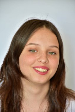 Beyaz arka planda güzel bir kız