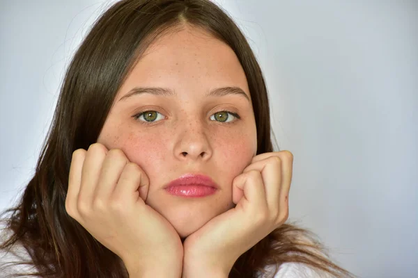 Hermosa Chica Sobre Fondo Blanco —  Fotos de Stock