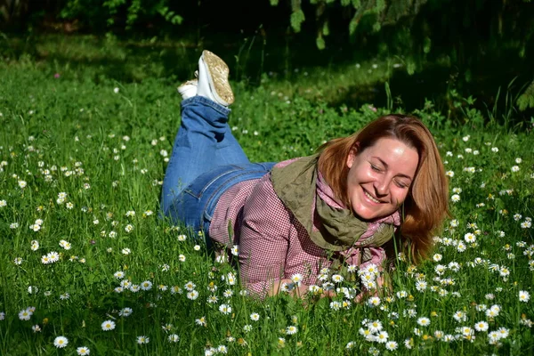 Mooie Vrouw Een Achtergrond Van Groen Landschap — Stockfoto