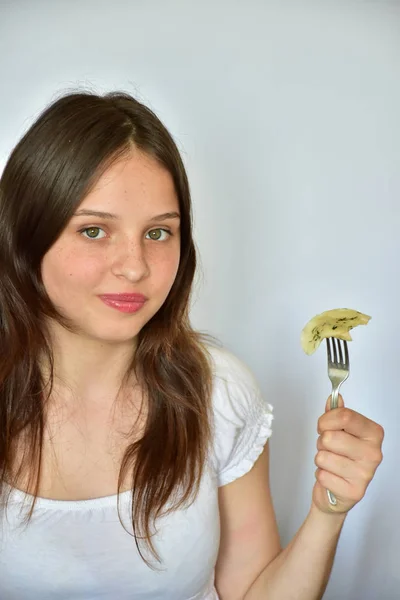 Meisje Eet Knoedels Oekraïense Nationale Keuken Vfrtniki Pelmeni — Stockfoto