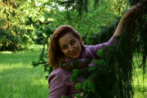 Piękna Kobieta Tle Zielonego Krajobrazu — Zdjęcie stockowe