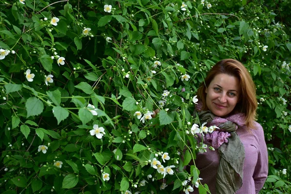 Mulher Bonita Fundo Paisagem Verde — Fotografia de Stock