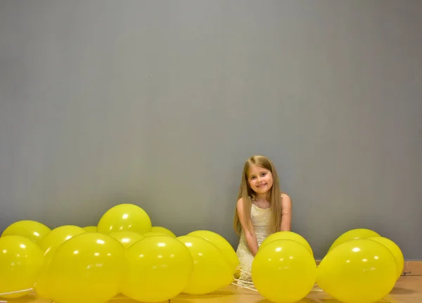 Klein Meisje Met Gele Ballen — Stockfoto