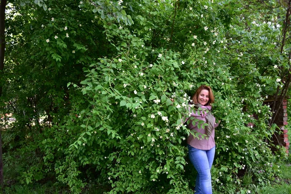 Schöne Frau Auf Einem Hintergrund Grüner Landschaft — Stockfoto