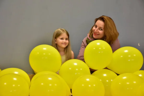 Mujer Niña Con Balones Amarillos —  Fotos de Stock