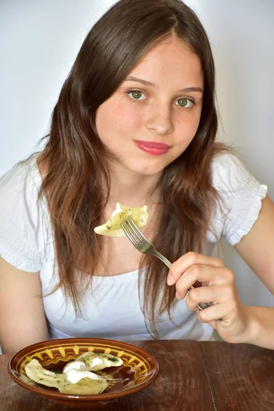 Meisje Eet Knoedels Oekraïense Nationale Keuken Vfrtniki Pelmeni — Stockfoto