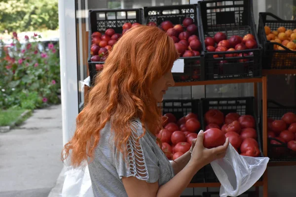 Girl Chooses Vegetables Store — Stock Photo, Image