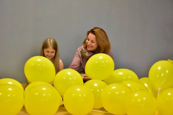 Mujer Niña Con Balones Amarillos —  Fotos de Stock