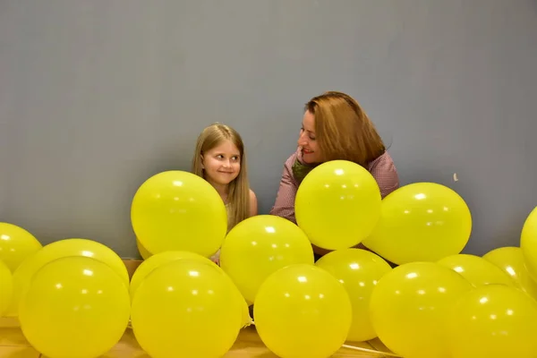 Mulher Menina Com Bolas Amarelas — Fotografia de Stock