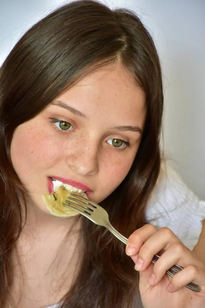 Chica Come Albóndigas Cocina Nacional Ucraniana Vfrtniki Pelmeni — Foto de Stock