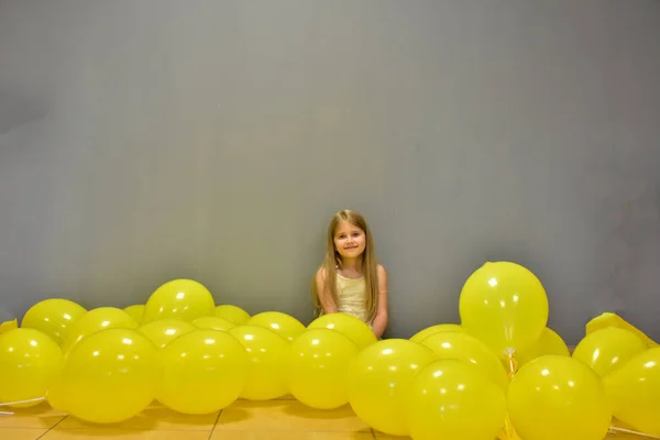 Маленька Дівчинка Жовтими Кульками — стокове фото