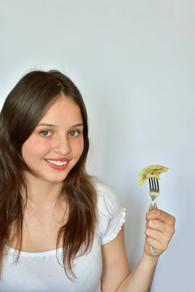 女孩吃饺子 乌克兰国菜 Vfrtniki和Pelmeni — 图库照片
