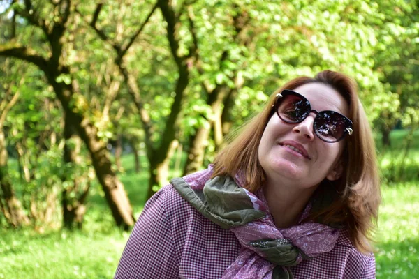 Mooie Vrouw Een Achtergrond Van Groen Landschap — Stockfoto