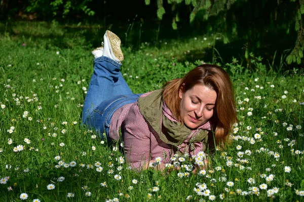 Schöne Frau Auf Einem Hintergrund Grüner Landschaft — Stockfoto