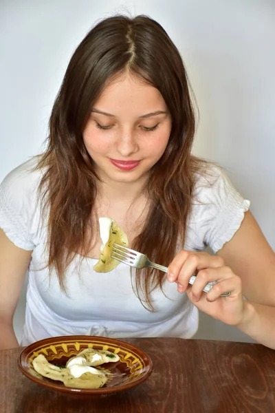 Meisje Eet Knoedels Oekraïense Nationale Keuken Vfrtniki Pelmeni — Stockfoto