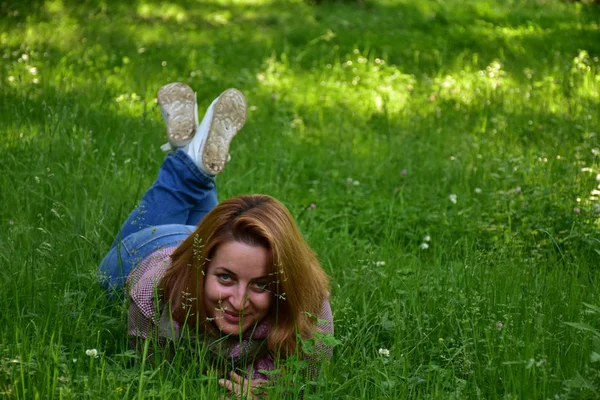 Schöne Frau Auf Einem Hintergrund Grüner Landschaft — Stockfoto