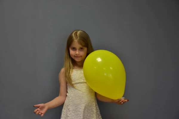 Маленька Дівчинка Жовтими Кульками — стокове фото