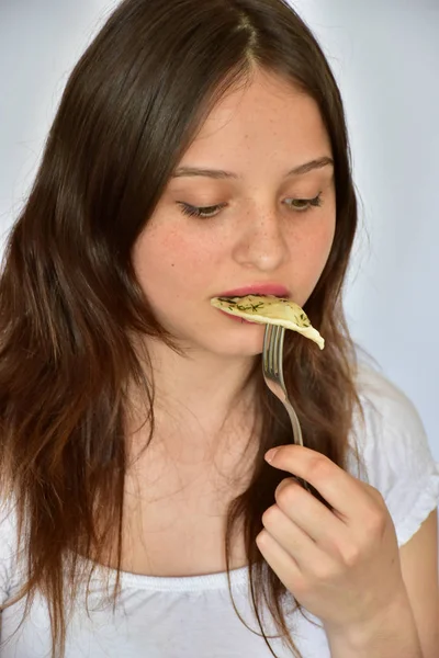 Chica Come Albóndigas Cocina Nacional Ucraniana Vfrtniki Pelmeni — Foto de Stock