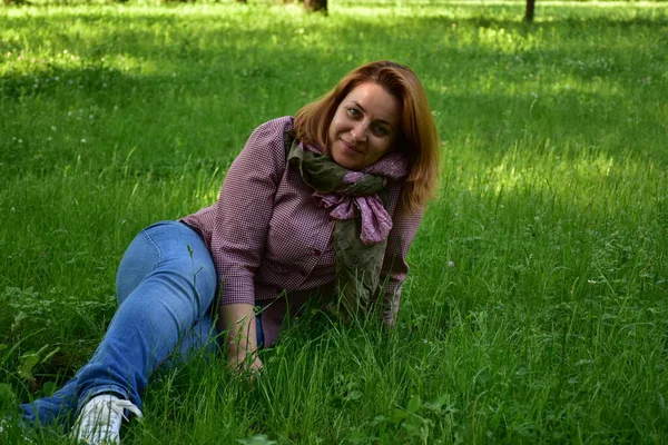 Schöne Frau Auf Einem Hintergrund Grüner Landschaft — Stockfoto