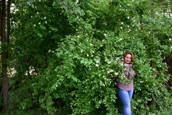 Belle Femme Sur Fond Paysage Vert — Photo