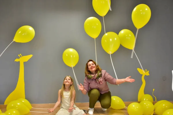 Mujer Niña Con Balones Amarillos —  Fotos de Stock