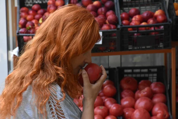 Chica Elige Verduras Tienda —  Fotos de Stock