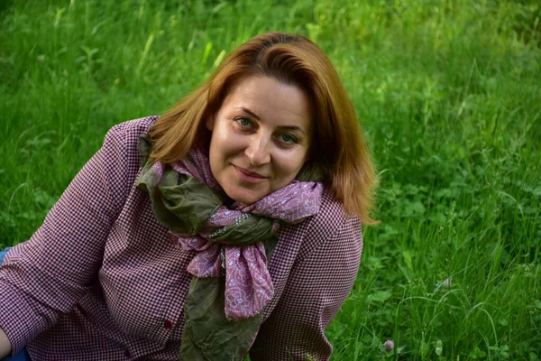 Hermosa Mujer Sobre Fondo Paisaje Verde —  Fotos de Stock