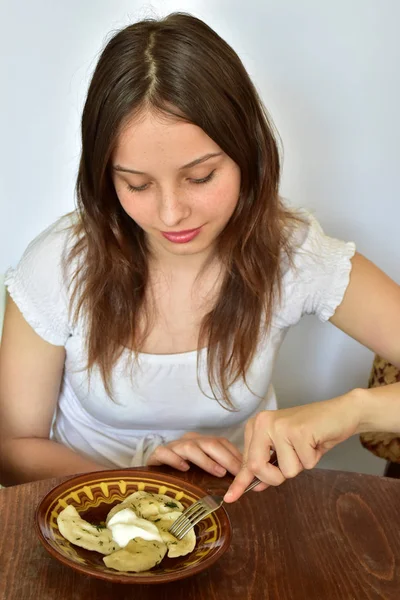 女孩吃饺子 乌克兰国菜 Vfrtniki和Pelmeni — 图库照片