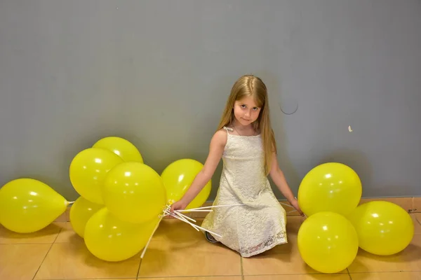 Mała Dziewczynka Żółtymi Kulkami — Zdjęcie stockowe