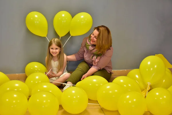 Vrouw Meisje Met Gele Ballen — Stockfoto