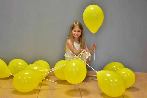 Klein Meisje Met Gele Ballen — Stockfoto