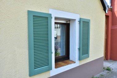 Duvarda nesneler ve bir pencere inşa etmek