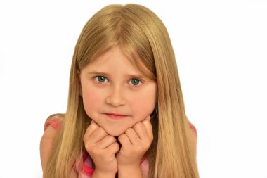 beyaz zemin üzerinde sarışın kız