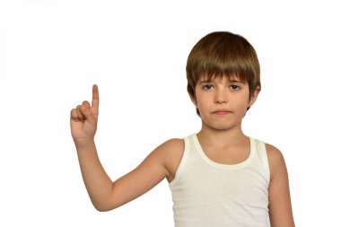 Beyaz arka plandaki çocuk elleriyle bir jest gösteriyor.,